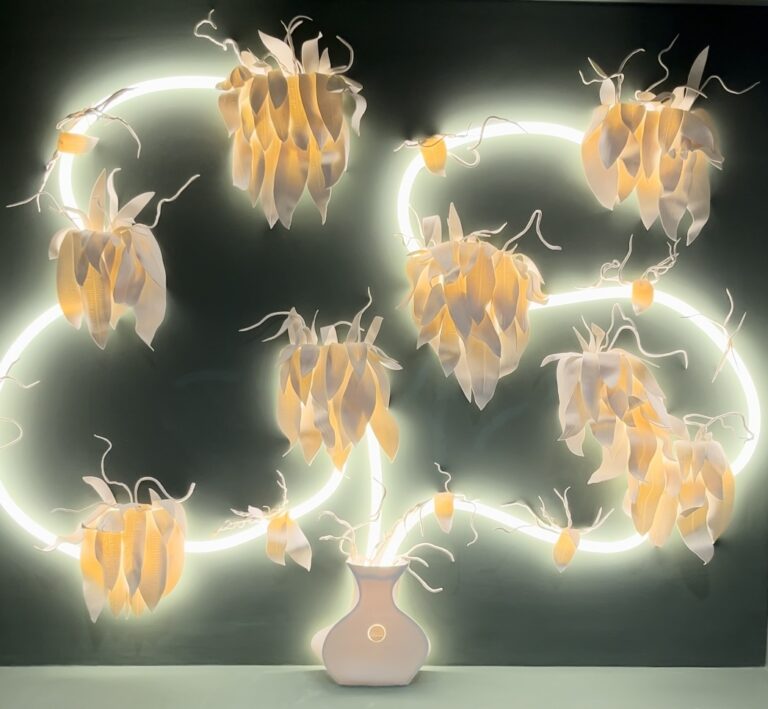Installation de porcelaine lumineuse dans le hall de la Résidence Natur’elles à Lattes.