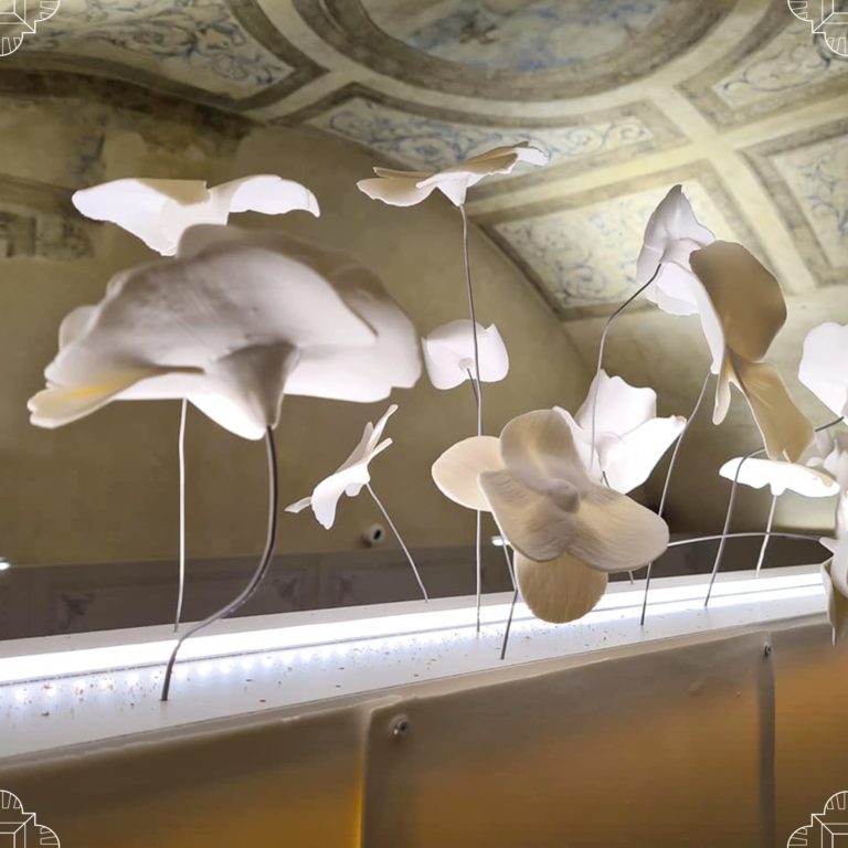 Œuvre de porcelaine lumineuse installée au Jardin des Sens dans l’Hôtel Richer de Belleval.